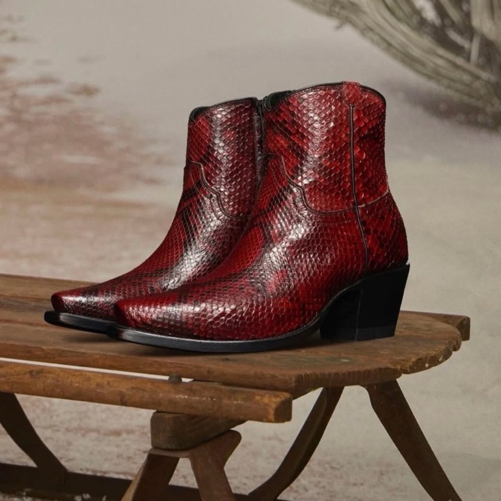 Tecovas Daisy Burgunday Python 10 B women’s. Excellent condition